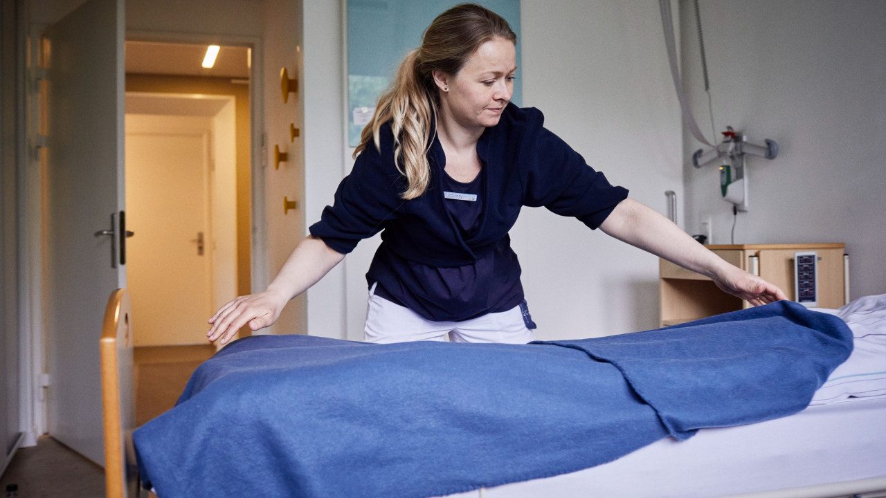 Sygeplejerske klargør seng på Sankt Lukas Hospice