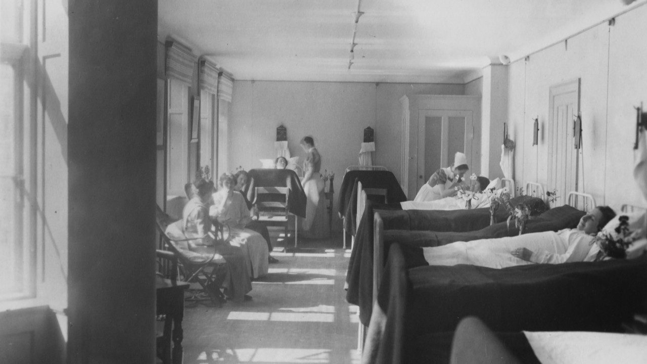 diakonisser fra sankt lukas stiftelsen i færd med sygepleje på klinikken på Nørrebro