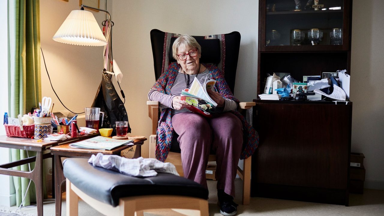 Kvinde læser på plejehjem