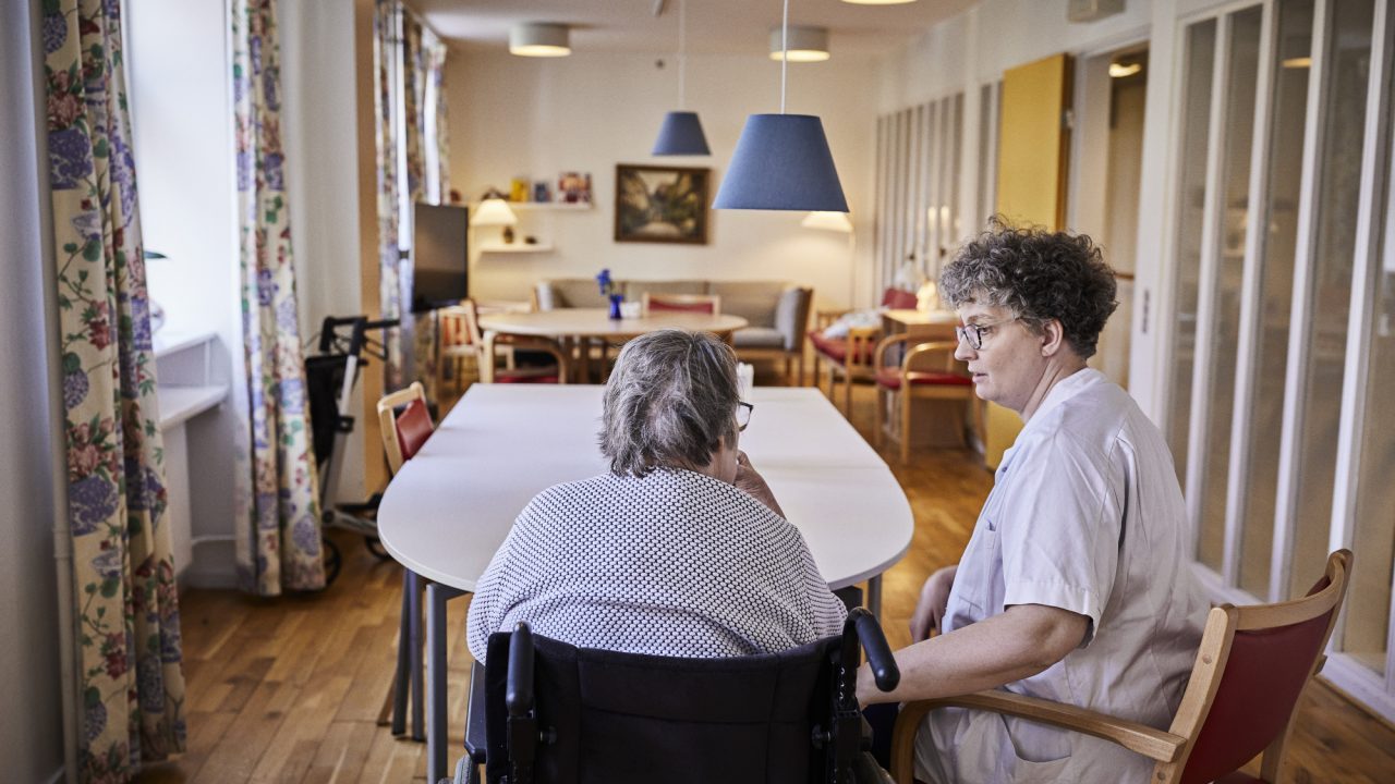 Borger og medarbejder taler sammen på plejehjemmet Lindely i Hellerup
