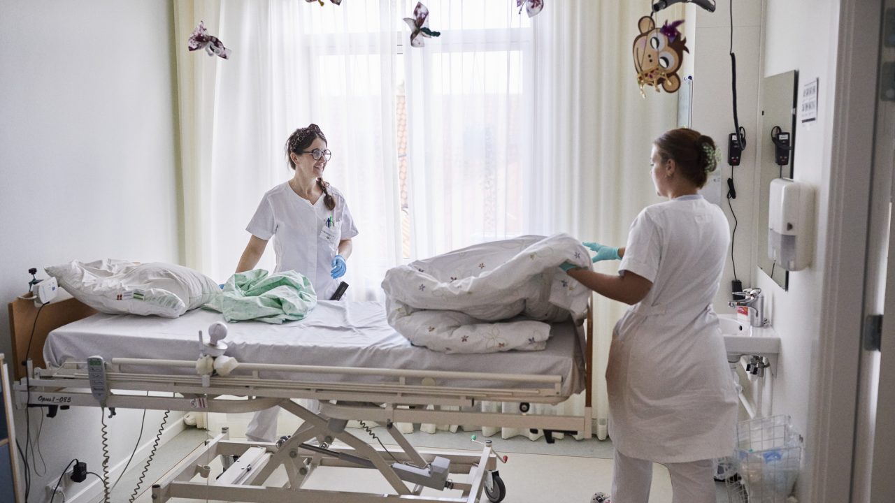 Sygeplejersker på Lukashuset børne- og ungehospice gør klar til ny patient