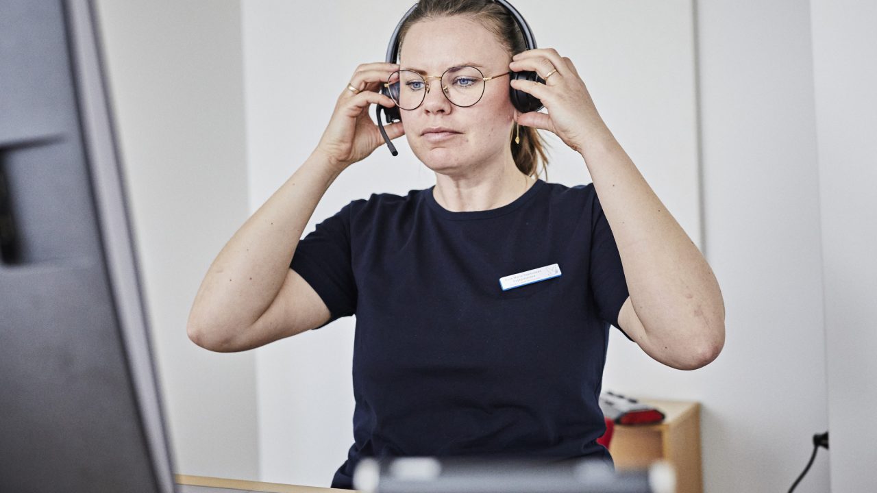 Sygeplejerske tager telefonen ved Udgående Hospiceteam
