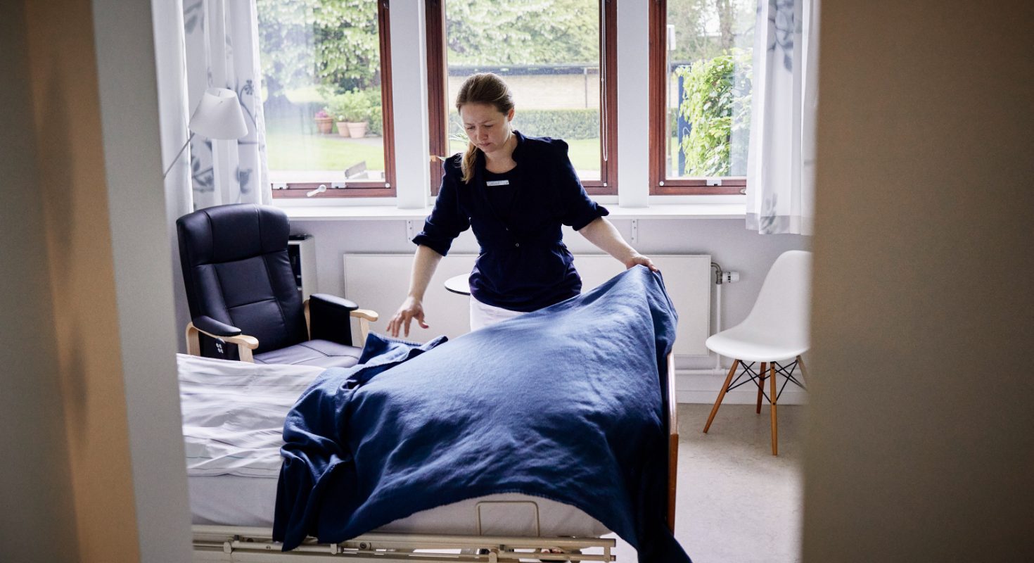 Sygeplejerske reder seng på Sankt Lukas Hospice